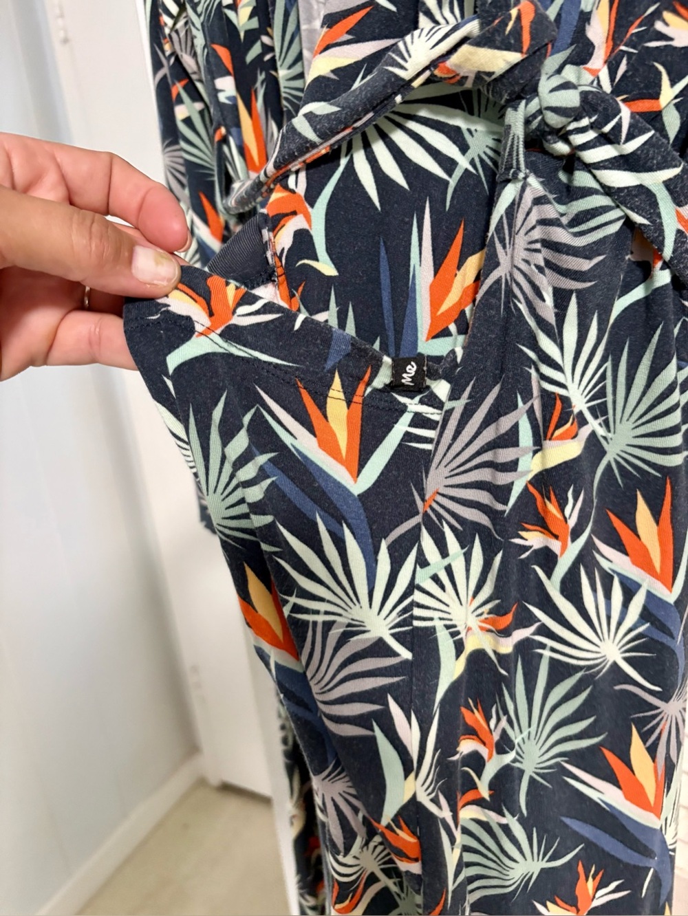 MeUndies birds of paradise flowered bath robe+hoodie +pockets & fabric belt, XL+ - Picture 3 of 6